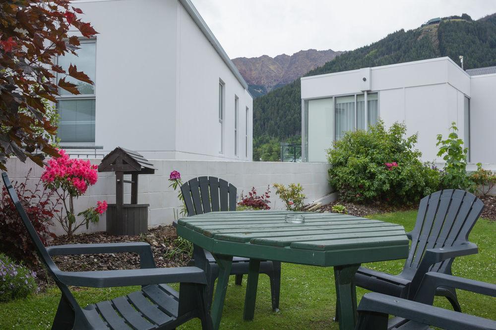 Caples Court Motel & Apartments Queenstown Buitenkant foto