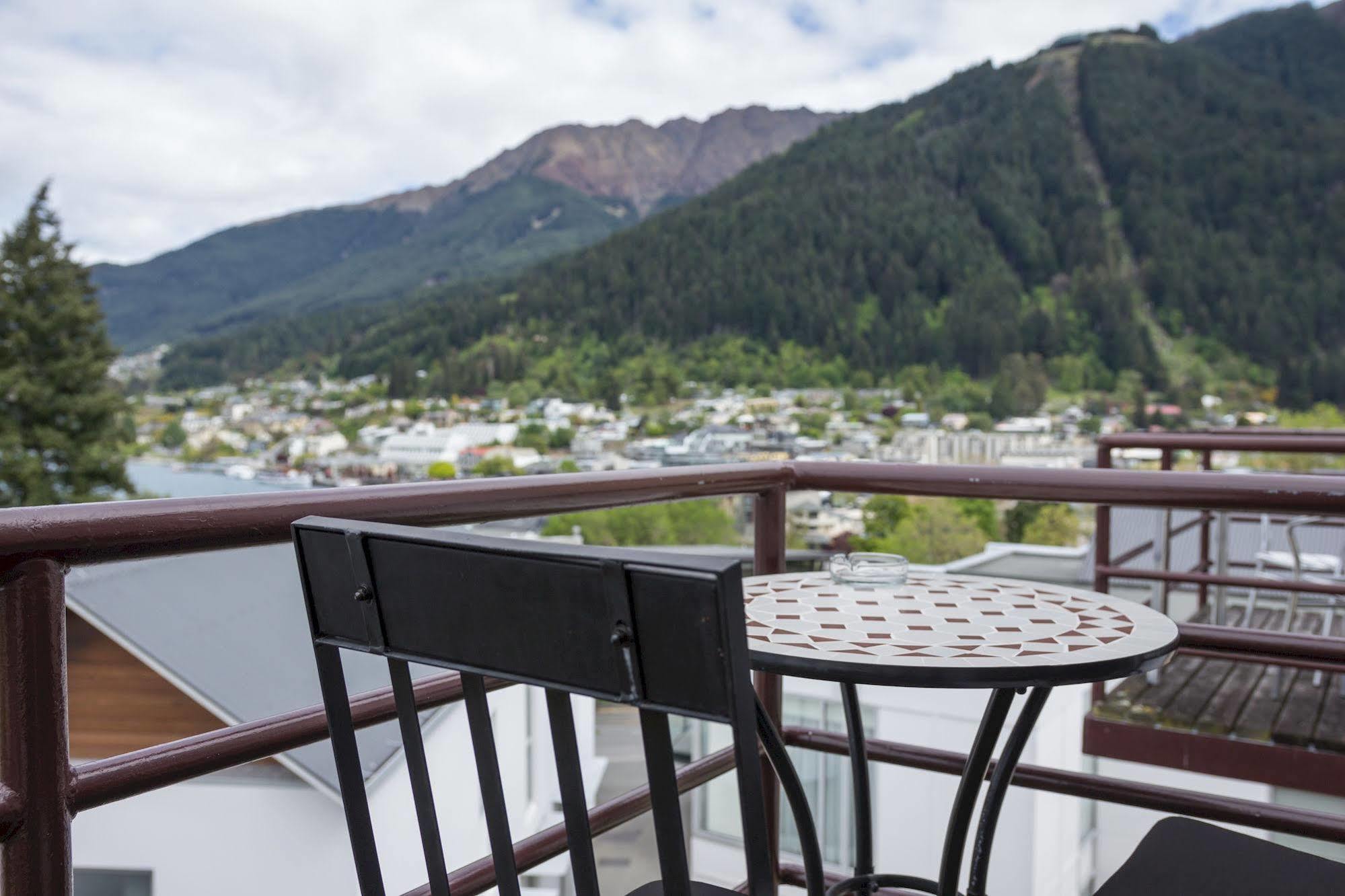 Caples Court Motel & Apartments Queenstown Buitenkant foto