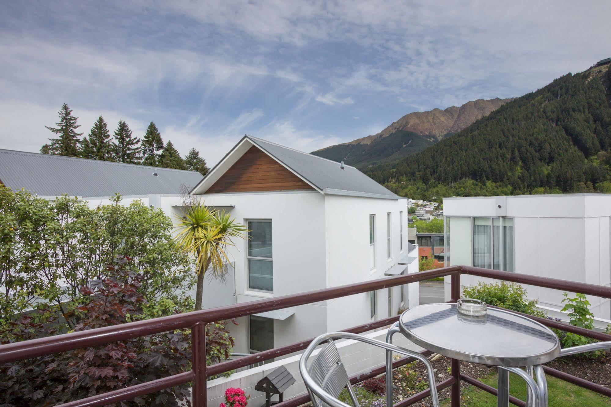 Caples Court Motel & Apartments Queenstown Buitenkant foto