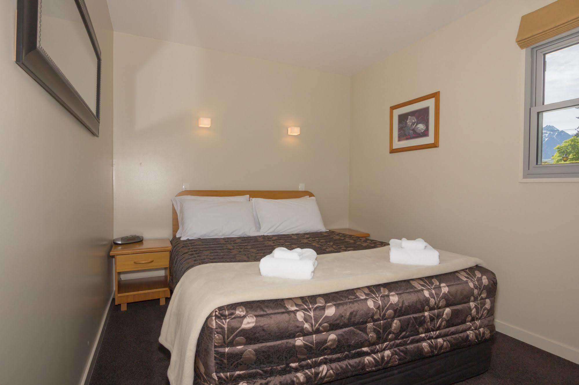 Caples Court Motel & Apartments Queenstown Buitenkant foto