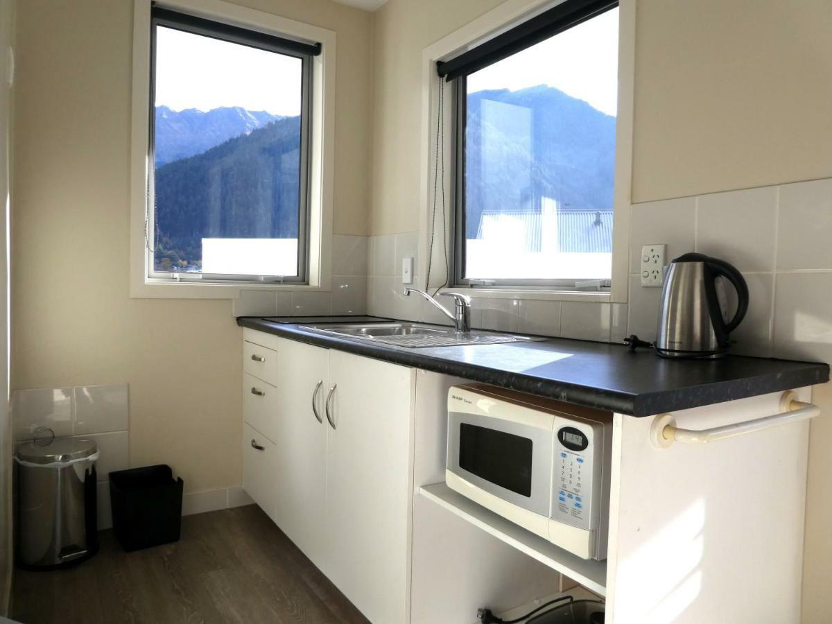 Caples Court Motel & Apartments Queenstown Buitenkant foto